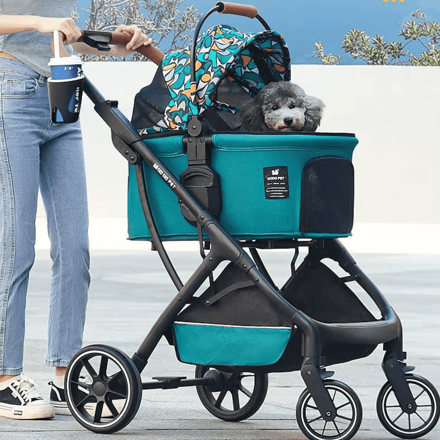 Découvrez notre poussette pliable pour animaux de compagnie, idéale pour les promenades confortables et sécurisées avec vos compagnons à quatre pattes. Conçue avec des matériaux de haute qualité, cette poussette offre une grande maniabilité et un confort optimal pour vos animaux. Poussette pliable pour animaux de compagnie, poussette pour chien, poussette pour chat, poussette animaux, poussette pliable, poussette confortable, poussette sécurisée, poussette pour animaux, poussette de voyage.